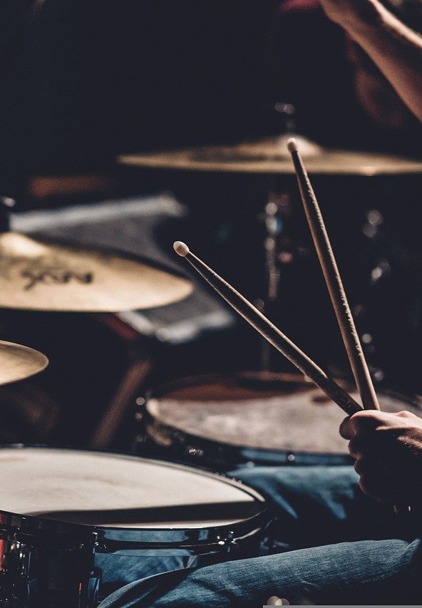 Jemand spielt Schlagzeug mit zwei Sticks