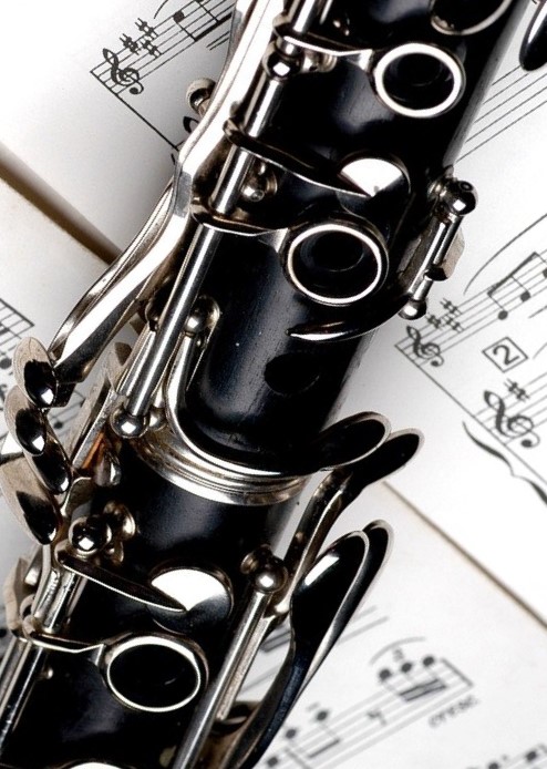 Eine Klarinette liegt auf Notenblättern
